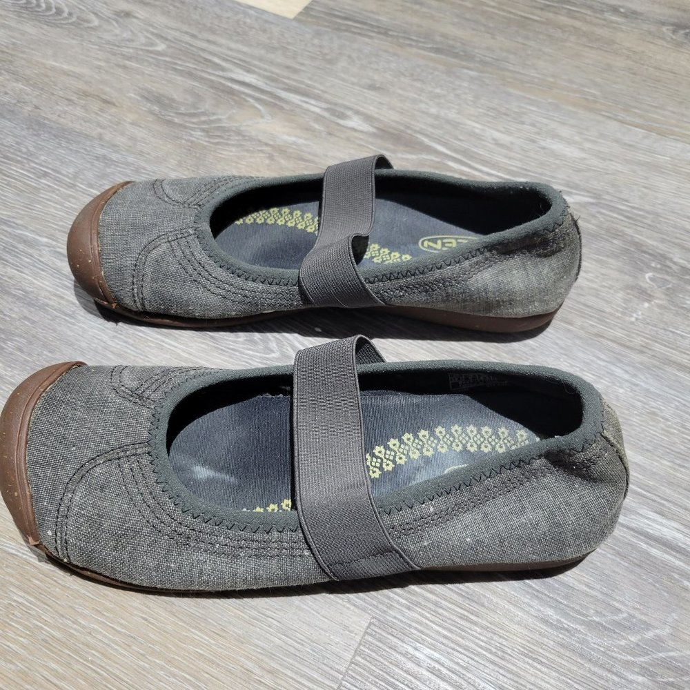 Keen Sienna Mary Jane Canvas Shoe, size 9